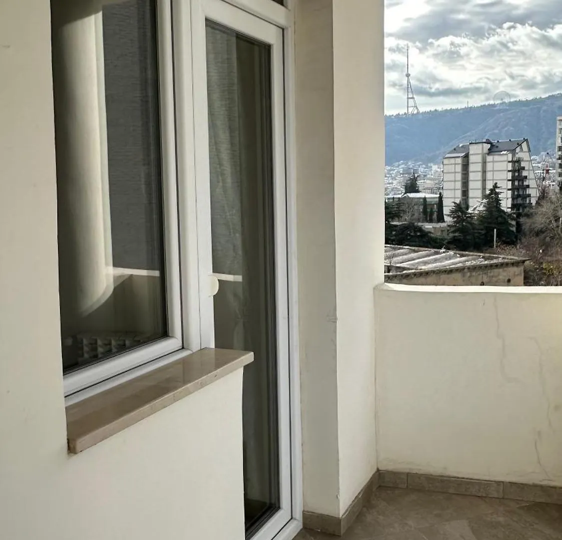 Spacious Apartment By The Kura River With Great Views Tbilisi